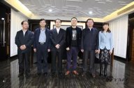 信陽市統(tǒng)戰(zhàn)部部長方波、副市長張明春、招商局局長王亞玲一行來我司參觀指導(dǎo)